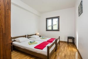 Posteľ alebo postele v izbe v ubytovaní Apartments by the sea Vir - 18515