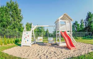 einen Kinderspielplatz mit Rutsche und Rutsche in der Unterkunft 2 Bedroom Cozy Home In Dabki in Dąbki