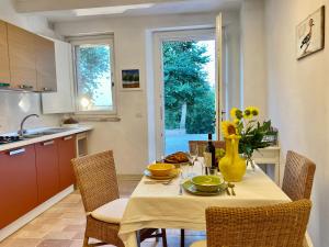 A kitchen or kitchenette at Al Teatro di Tavignano