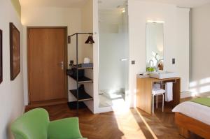 Rúm í herbergi á Boutique Hotel NI-MO