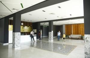 un grupo de personas caminando en el vestíbulo en Lankaran Olimpiya Hotel, en Lankaran