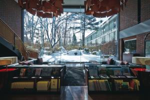 Una biblioteca con libros en exhibición frente a una ventana. en The Prince Karuizawa, en Karuizawa