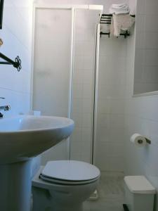 Un baño con ducha, inodoro y lavabo. en Estación de Coripe, en Coripe