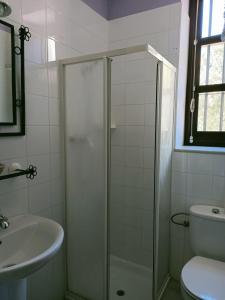 un baño con ducha y lavabo en Estación de Coripe, en Coripe