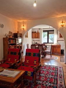 einen Torbogen im Wohnzimmer mit einem Tisch und Stühlen in der Unterkunft Ethno Village Štitarica in Mojkovac