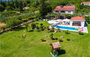una vista aérea de una casa con un gran patio en Nice Home In Gruda With Kitchen, en Gruda