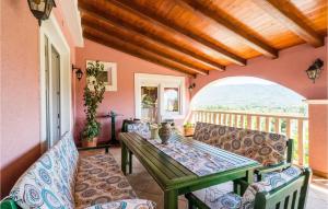 comedor con mesa y sillas en el balcón en Nice Home In Gruda With Kitchen, en Gruda