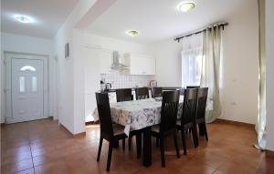 uma sala de jantar e cozinha com mesa e cadeiras em 6 Bedroom Nice Home In Babici em Babići