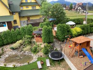 - une vue aérienne sur un jardin miniature avec une aire de jeux dans l'établissement willa anulka na Hrubym, à Zakopane