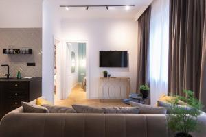 uma sala de estar com um sofá e uma televisão em Pierrot & Pierrette Gajeva 7 em Zagreb