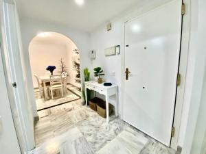 Zdjęcie z galerii obiektu Precioso Apartamento reformado en Dama de Noche w Marbelli