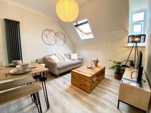 uma sala de estar com um sofá e uma mesa em Luxury Scandi Inspired 1 Bed Town Centre Apartment em Bournemouth