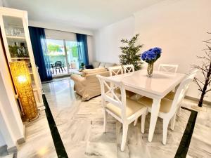 Zdjęcie z galerii obiektu Precioso Apartamento reformado en Dama de Noche w Marbelli