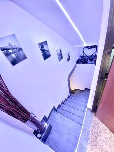 - une vue sur un escalier dans un bâtiment dans l'établissement Residence Toraldo, à Rome