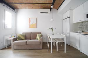 numa I Calid Apartments في لوسبيتاليت دي يوبريغات: غرفة معيشة مع أريكة وطاولة