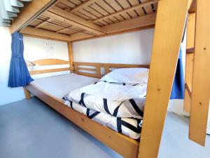 Letto a castello in legno in camera di Guest House Proof Point a Kushiro