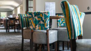 une salle à manger avec des chaises et une table dans l'établissement The Appleby Inn Hotel, à Appleby Magna