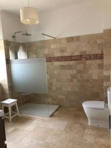 bagno con doccia in vetro e servizi igienici di Château la Sable, chambres d'hôtes a Cucuron
