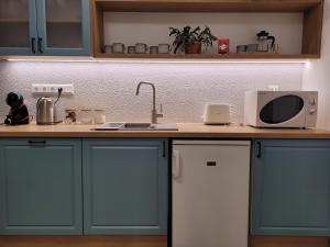 A kitchen or kitchenette at Jégmadár Apartman