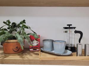 Coffee and tea making facilities at Jégmadár Apartman