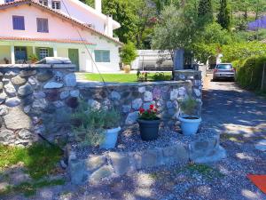SkalomaにあるBeachfront Skaloma Villaの鉢植え三本の石垣