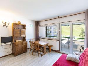 a room with a desk and a table with a tablektop at Joli studio 6 personnes au pied des pistes - FR-1-400-54 in Gourette
