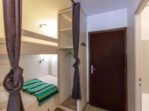 ein kleines Schlafzimmer mit einem Etagenbett und einem Spiegel in der Unterkunft Studio Gourette, 1 pièce, 6 personnes - FR-1-400-54 in Gourette