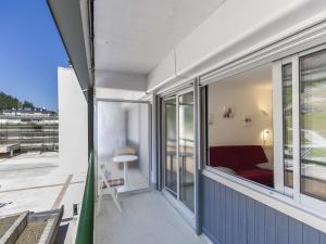 uma vista da varanda de uma casa em Studio Gourette, 1 pièce, 6 personnes - FR-1-400-54 em Gourette