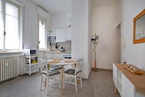 a kitchen with a table and chairs in a room at Casa Luna in Novara