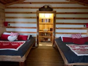 Montmorot的住宿－Chalet cocooning pleine nature，小木屋内带两张床的房间