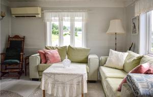 Χώρος καθιστικού στο Lovely Home In Fusa With Kitchen