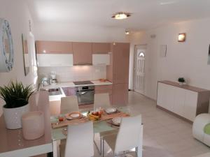 Kuchyňa alebo kuchynka v ubytovaní Apartment Mali San