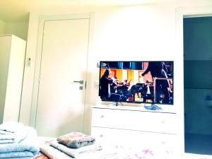 A television and/or entertainment centre at Il Giardino di Anna - Charming rooms in Cagliari