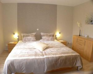 a large white bed in a bedroom with two lamps at Hus-Pellworm-1-Ferienwohnung-Meerestraum in Pellworm +6 photos