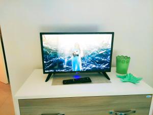 A television and/or entertainment centre at Il Giardino di Anna - Charming rooms in Cagliari