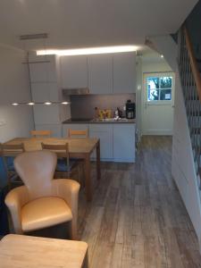 una cucina e una sala da pranzo con tavoli e sedie di Hus-Strandlust a Vitte (Hiddensee)