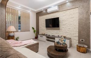 TV a/nebo společenská místnost v ubytování Stunning Apartment In Rijeka With Kitchen