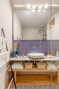 bagno con lavandino e specchio di Mouraria Center Lisbon a Lisbona