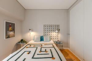 una camera con letto king-size blu e bianco di Mouraria Center Lisbon a Lisbona