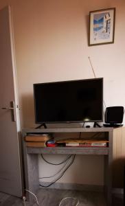 Televízia a/alebo spoločenská miestnosť v ubytovaní Appartement Climatisé Vue Mer Route des Sanguinaires