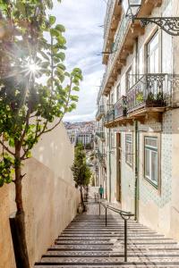 una strada in un centro storico con scale ed edifici di Mouraria Center Lisbon a Lisbona