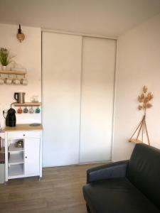 Photo de la galerie de l'établissement "Le Physalis" Élégant studio à 2 pas de Grenoble proche Tram, à Fontaine