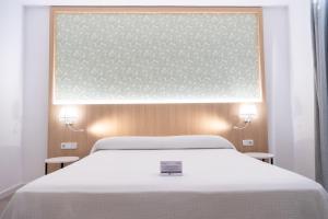 Postel nebo postele na pokoji v ubytování Sercotel Carlos III