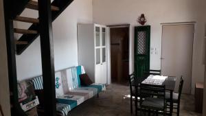 ein Wohnzimmer mit einem Sofa und einem Tisch in der Unterkunft home on the AGAPIANI sea in Kollimpithra