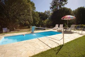 - Piscina con mesa, sombrilla y sillas en Piscina e muito lazer em linda Chacara, Franca SP, en Franca