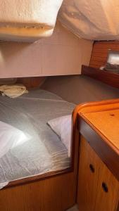 two bunk beds on a boat with a mirror at Voilier Eolia in Prunete