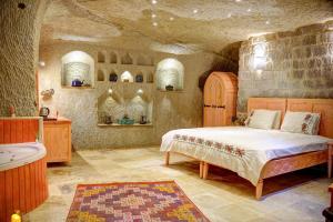 Postel nebo postele na pokoji v ubytování Aşk-ı Nare Cave Hotel - Swimming Pool & SPA + 37 fotografií