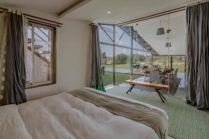 Postel nebo postele na pokoji v ubytování SaffronStays Onellaa, Nashik - infinity pool villa surrounded by a vineyard + 32 fotografií