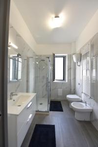 baño con 2 lavabos, ducha y 2 aseos en Villa Ida - Free private Parking, en Sarno