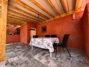 um pátio com uma mesa e cadeiras num quarto em Casa Rural Guayadeque Ca'Juani em Ingenio